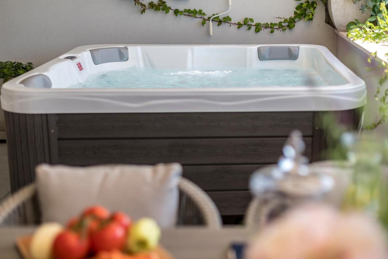 Velebis Superior Apartment - Luxurious One-Room Apartment With Jacuzzi - Prestigious Location By The Sea In The New City Center Of Znjan - Panoramic View Of The Sea And Islands - Free Garage Parking - Buralux Properties 斯普利特 外观 照片